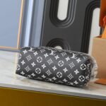 Louis Vuitton Cosmetic Pouch Frost Gradient Silver 27Cm M12052 - Image 4